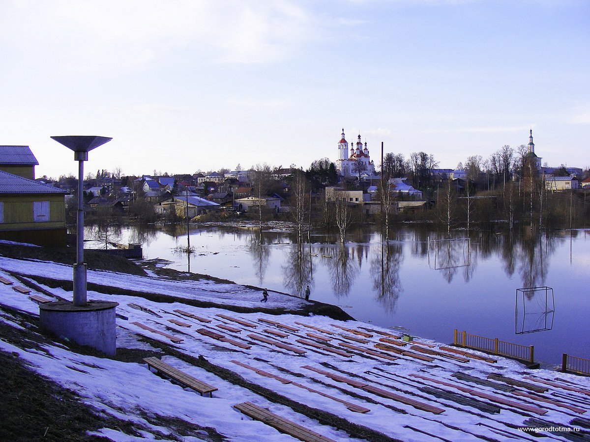 Тотьма версия. Тотьма Водоканал. Заречье паводок Тотьма. Наводнение в Тотьме. Тотьма весной.